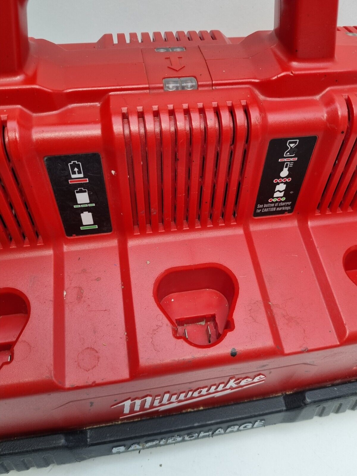 Milwaukee 6 Port 12v-18v Charger - Faulty