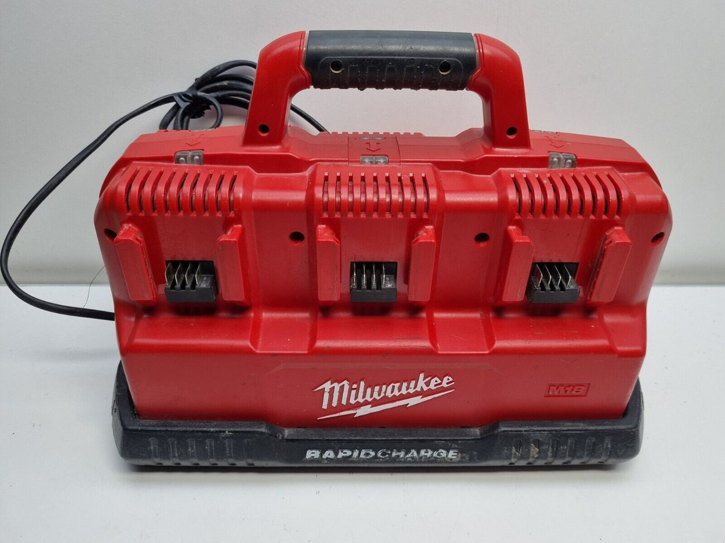 Milwaukee 6 Port 12v-18v Charger - Faulty