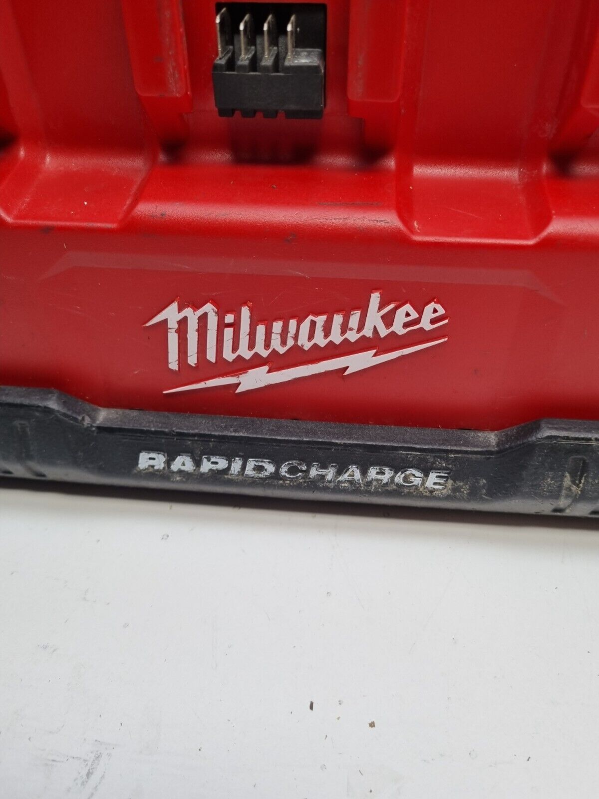 Milwaukee 6 Port 12v-18v Charger - Faulty