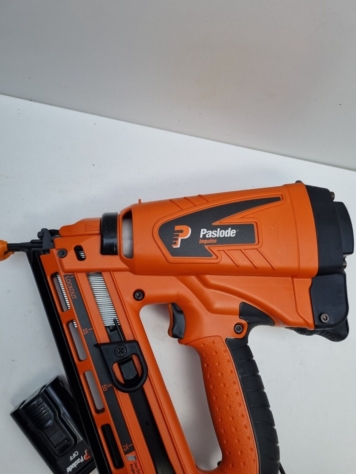 Paslode Gas Fixing Nail Gun + Battery - New Condition