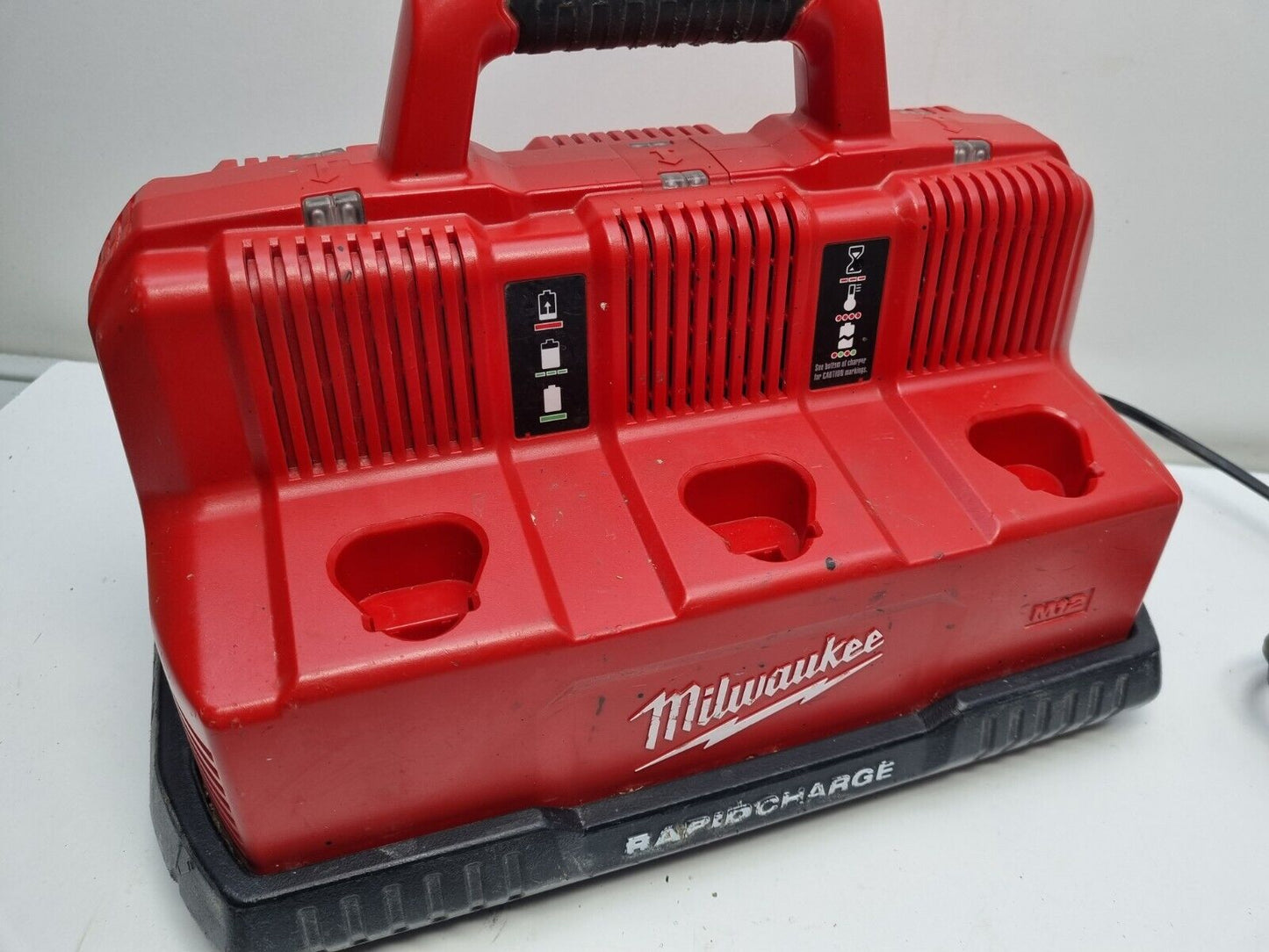 Milwaukee 6 Port 12v-18v Charger - Faulty