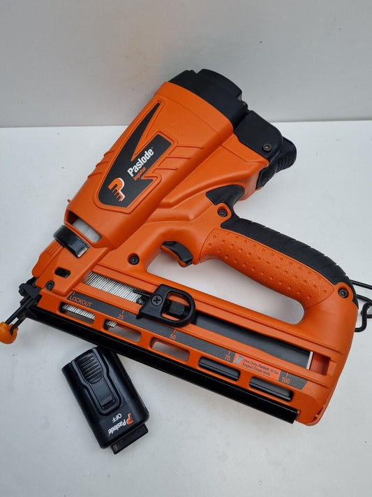 Paslode Gas Fixing Nail Gun + Battery - New Condition