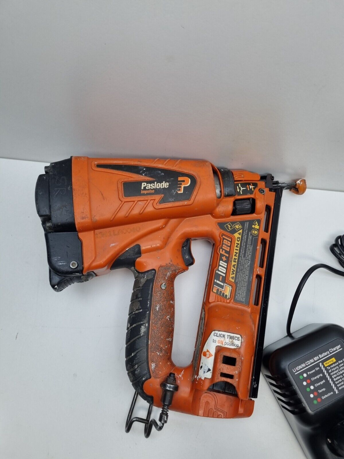 Paslode Angled Bradder Li-ion Nail Gun Kit - Just Serviced