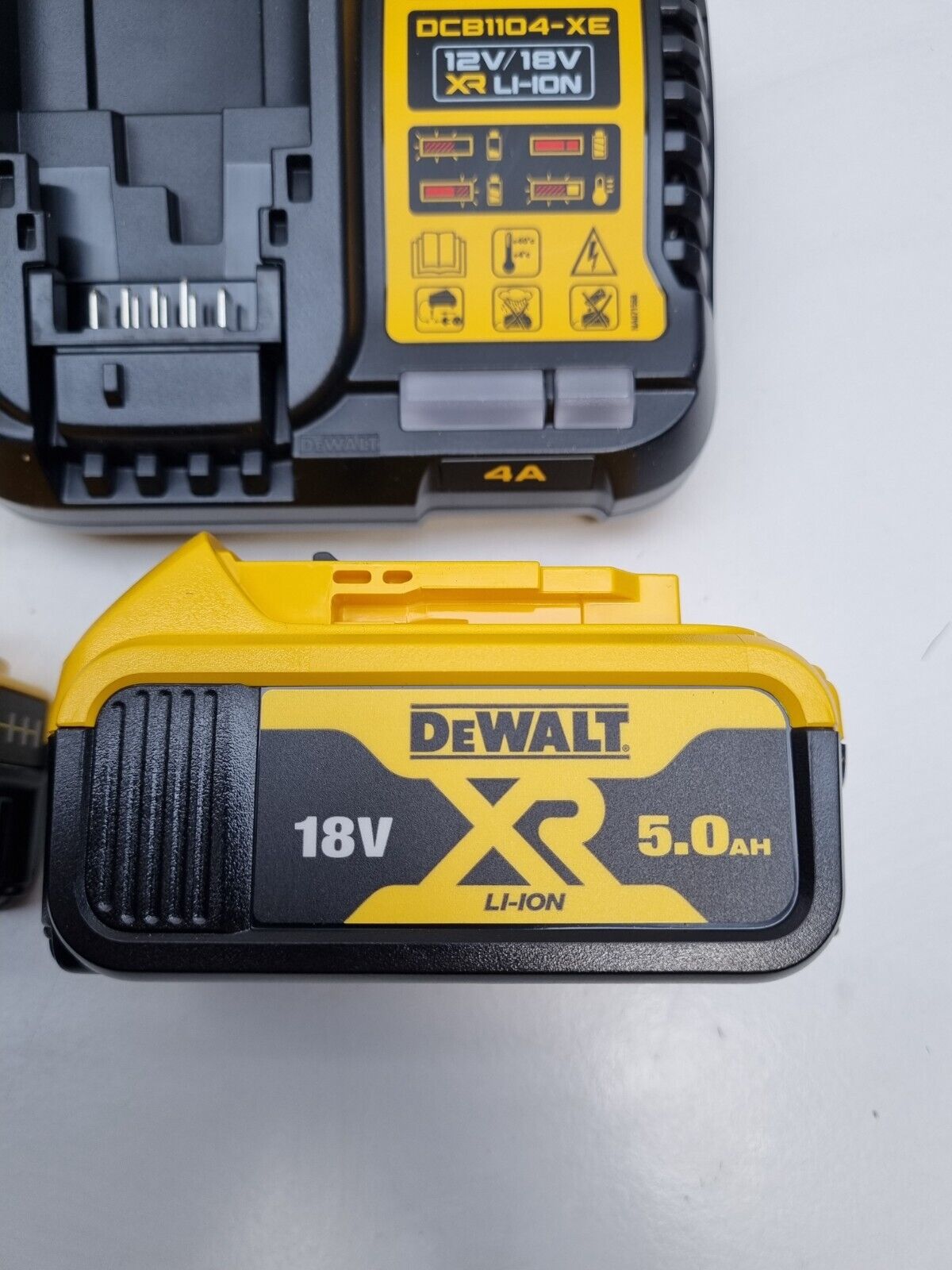 Dewalt 18v 5AH Battery x2 + Charger - New