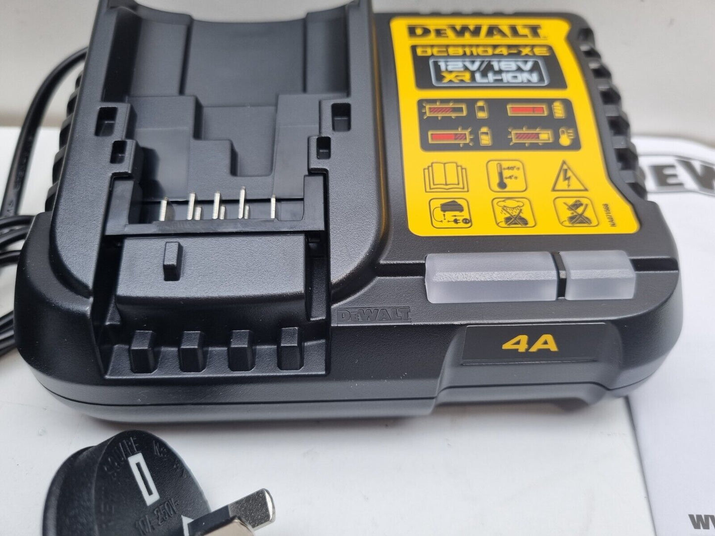 Dewalt 18v 54v Charger DCB1104 - New