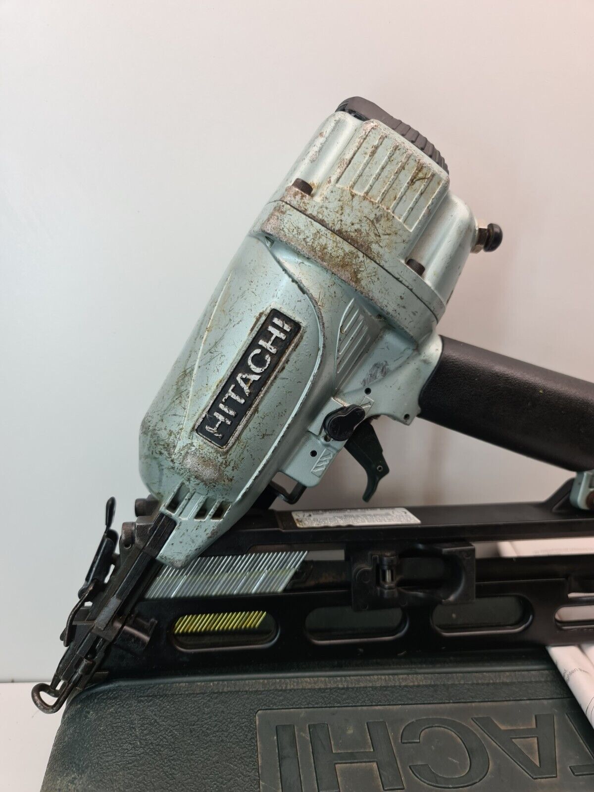 Hitachi 15ga Angled Fixing Nail Gun NT65MA4 + Case - Used