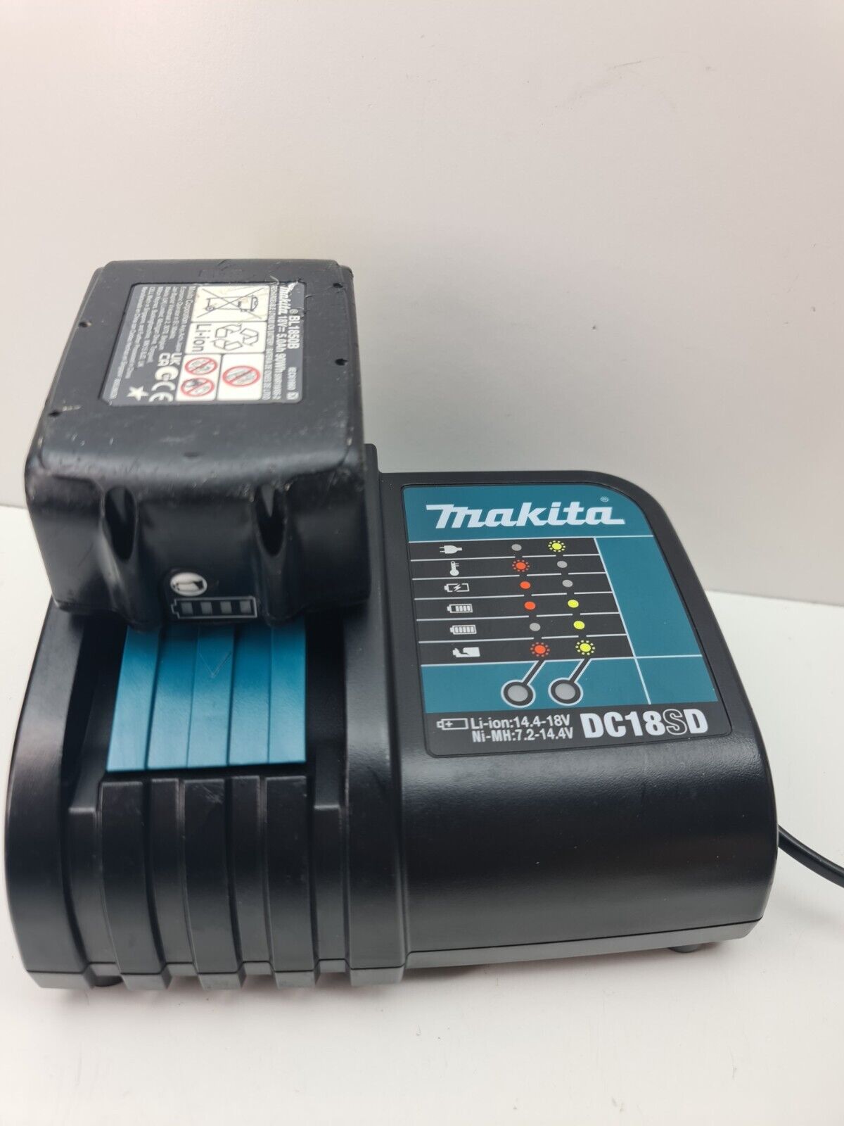 Makita 18v Charger + 5AH Battery - Good Condition